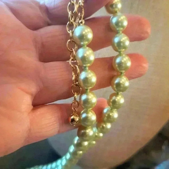JOAN RIVERS Vintage hand knotted pale green  peal necklace - Picture 4 of 6